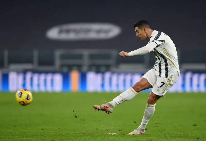 Ronaldo 6,5: è in forma e si vede, tutte le occasioni più nitide della Juve sono le sue, ma sbaglia un po' troppo sotto rete. Con le sue fiammate tiene in apprensione continua la difesa nerazzurra