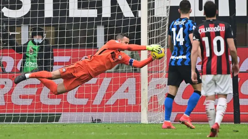 Handanovic 7.5: sale in cattedra a inizio ripresa prendendo tutto il possibile
