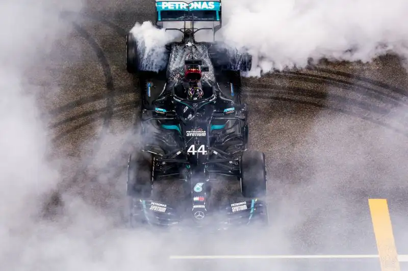Hamilton nel 2020 non ha battuto il record di podi consecutivi che appartiene ancora a Michael Schumacher (19)