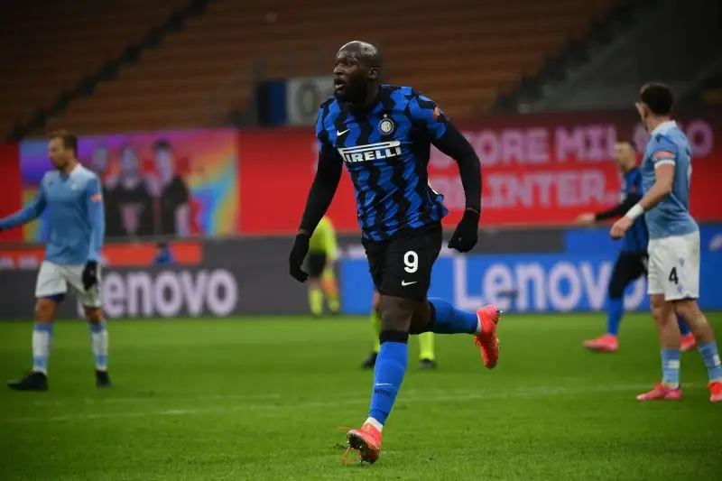Lukaku 8: autentico trascinatore, firma due gol e serve a Lautaro Martinez la palla del terzo. Immarcabile questa sera