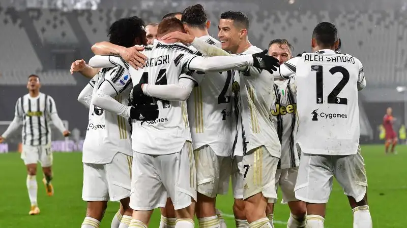 L'ex Parma è subito protagonista. Scende sulla fascia e mette in mezzo per Ronaldo: per anticiparlo Ibañez butta la palla in porta. E' 2-0 e il risultato non cambia più nonostante la Roma provi a riaprire il match.