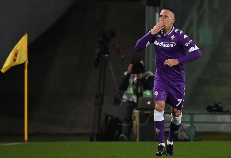 Si riparte e i toscani vanno in vantaggio. Il gol è di Ribery, che la piazza dove Donnarumma non può arrivare
