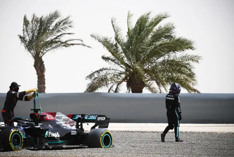 A metà della sessione mattutina il pilota della Mercedes, è andato lungo in curva 13, finendo nella ghiaia