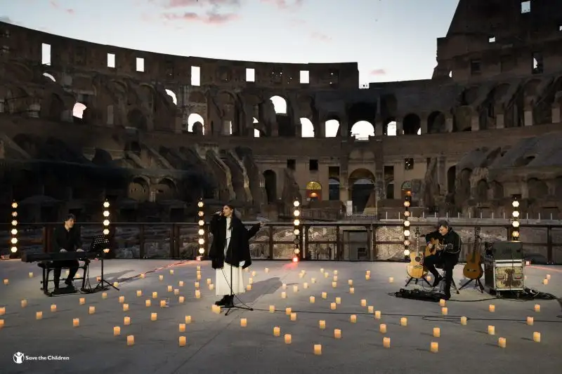 La cantautrice Elisa, Ambasciatrice di Save the Children, ha dato voce in un Colosseo deserto al grido di aiuto dei bambini siriani, vittime di un conflitto che dura da 10 anni