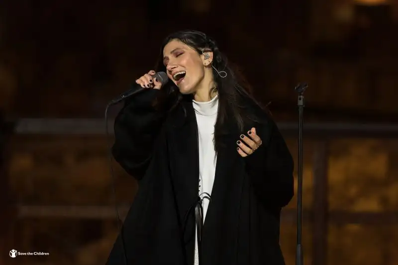 Elisa ha eseguito alcuni dei suoi brani più celebri tra cui “Promettimi”, che la cantautrice ha scritto per il suo secondo figlio e dedicato a Save the Children