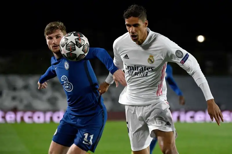 I ritmi nel primo tempo sono bassi ma la gara vive di fiammate: al 7' Werner ha una grande occasione ma Courtois dice no