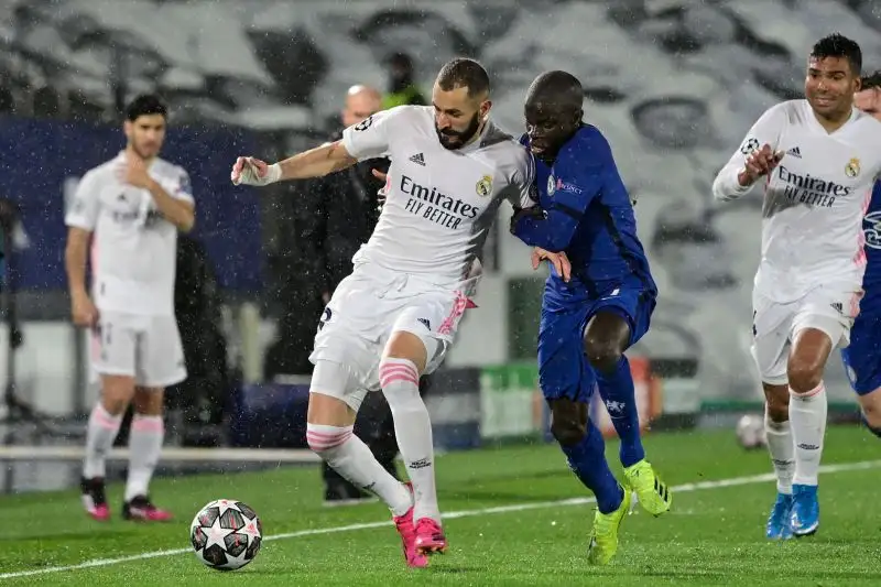 Il Real ci mette un po' ad ingranare ma quando si rende pericoloso fa malissimo: al 29' Benzema pareggia con una splendida girata in area