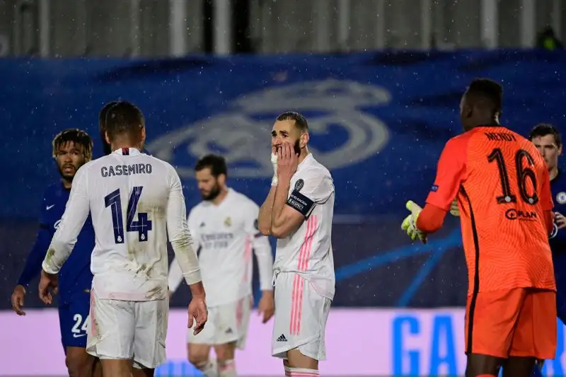 I padroni di casa alzano il baricentro nell'ultima fase della partita e al 76' hanno una chance in mischia con Benzema