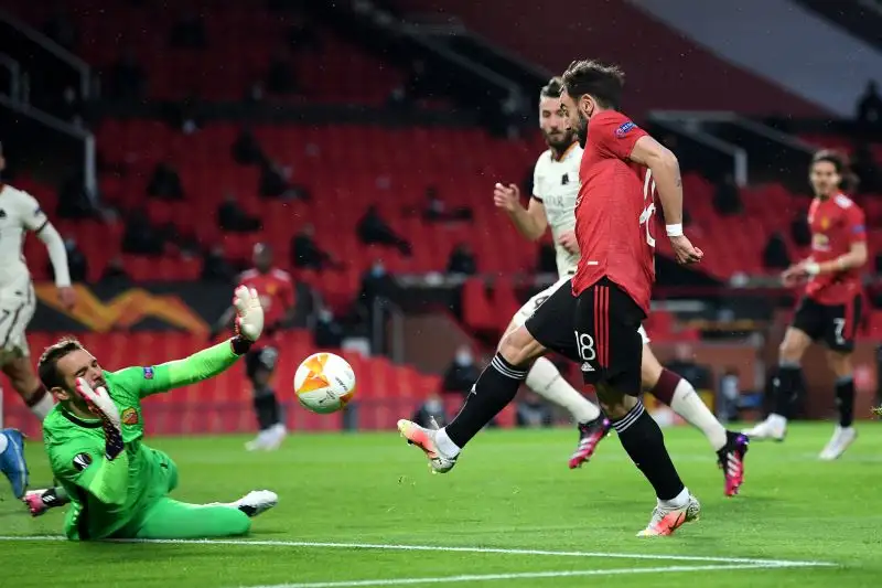 E piove sul bagnato, perché al 9' Pogba e Cavani non hanno problemi a destreggiarsi nella difesa giallorossa, permettendo a Bruno Fernandes di portare i Red Devils in vantaggio