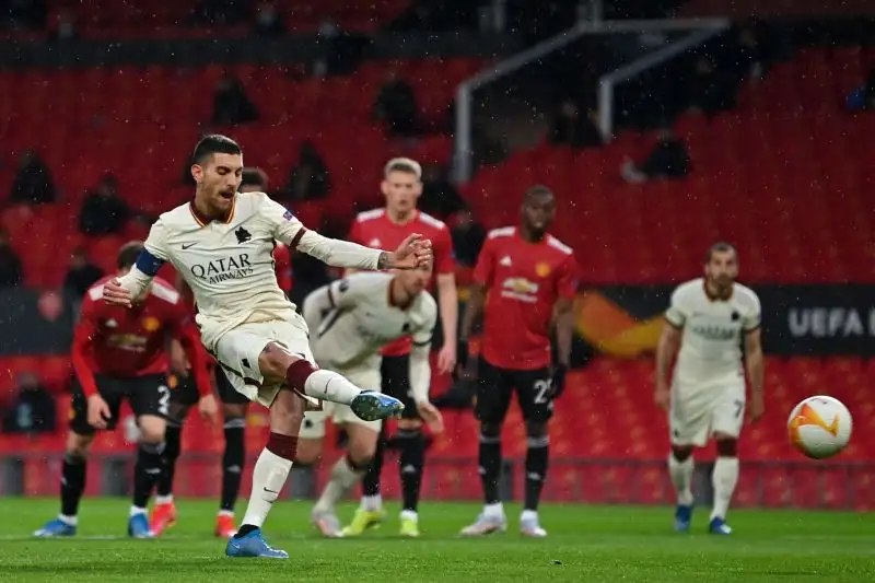 La Roma però non si arrende, anzi. Al 15' arriva un rigore, quando Pogba tocca un area un pallone giocato da Karsdorp: dal dischetto Pellegrini non sbaglia e pareggia