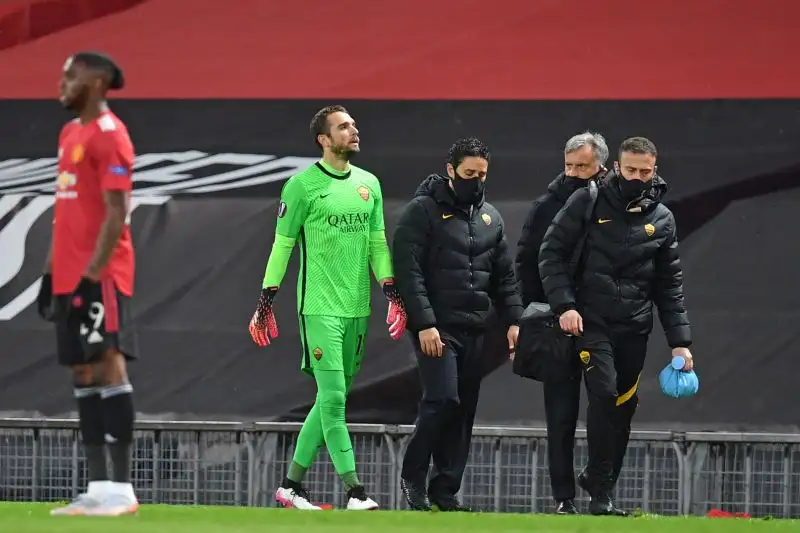 La Roma regge il colpo, ma prima della mezz'ora perde anche Pau Lopez per problemi alla spalla