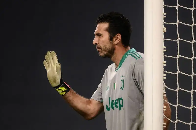 Buffon 7: eterno, dirige i compagni con la solita, immensa, personalità. E para pure alla grande