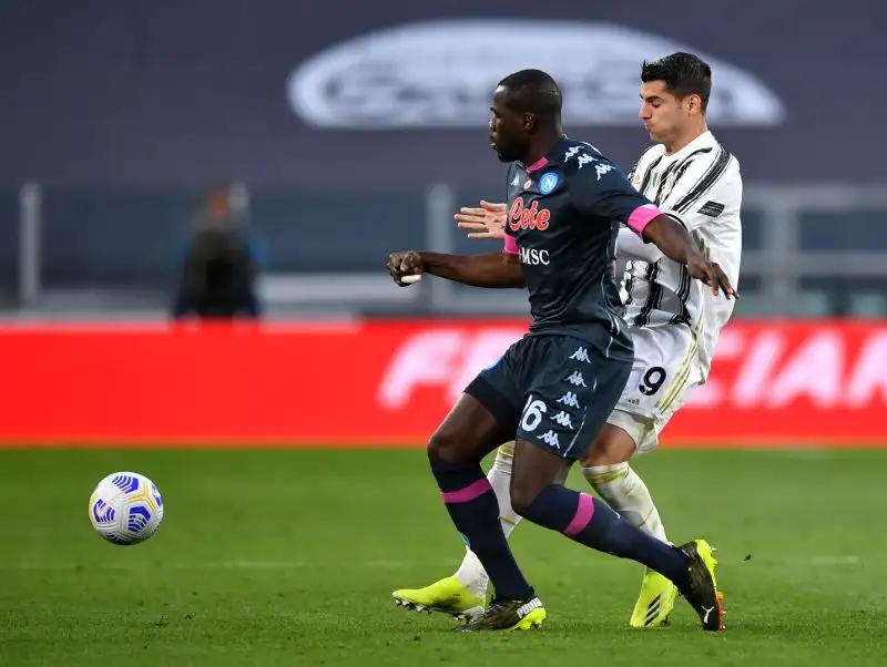 Koulibaly 5: c’era una volta un difensore che vale 100 milioni. Disattento, rischia anche il rosso