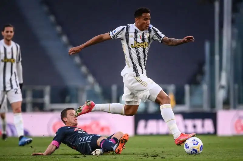 Danilo 7: sembrava non dovesse giocare, invece spadroneggia in campo. Bellissimo l’assist sprecato da CR7