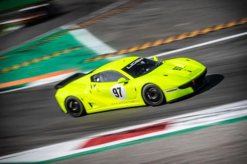 Show sull'asfalto dell'Autodromo di Monza, dove sono andati in scena i test Kateyama, riservati alle vetture GT, Turismo e tante Formula. Foto di Cristian Lovati