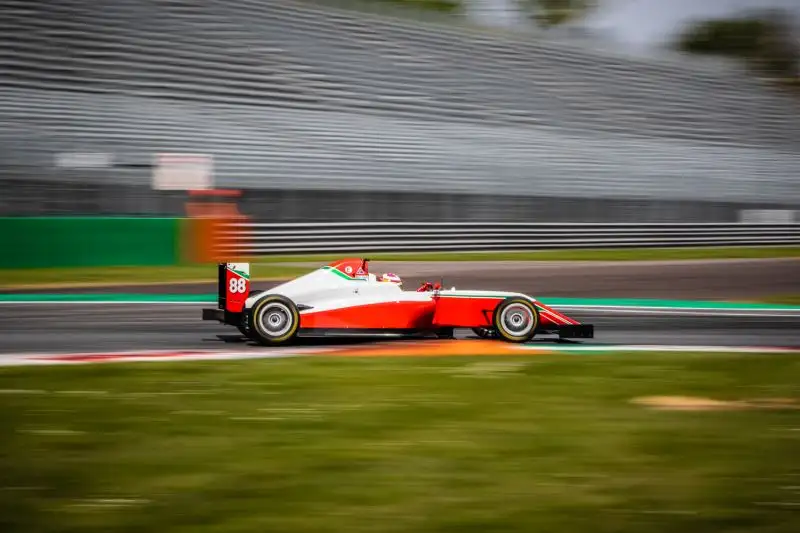 Kateyama propone giornate di test riservate a vetture da competizione e piloti titolari di licenza FIA.  Foto di Cristian Lovati
