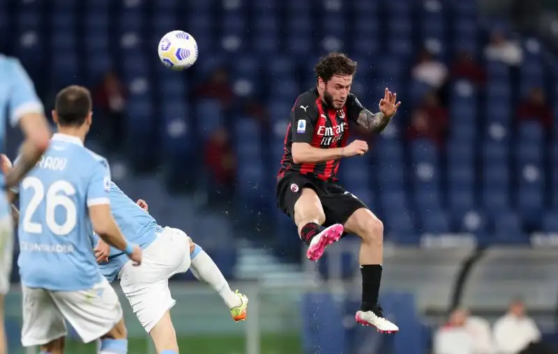 La Lazio batte il Milan per 3-0 nella partita che chiude la 33a giornata di Serie A, un risultato che riapre la corsa alla qualificazione in Champions League