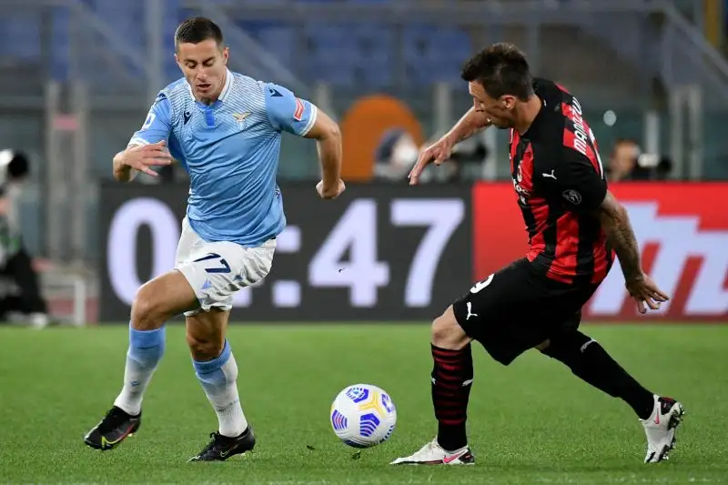 La reazione del Milan passa per un paio di occasioni capitate sui piedi di Calhanoglu e Mandzukic, ma Reina non rischia granché