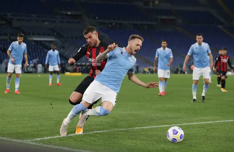 Al 43' la Lazio va ancora in rete, stavolta con Manuel Lazzari, ma la gioia dura poco: il Var annulla per fuorigioco dell'ex Spal