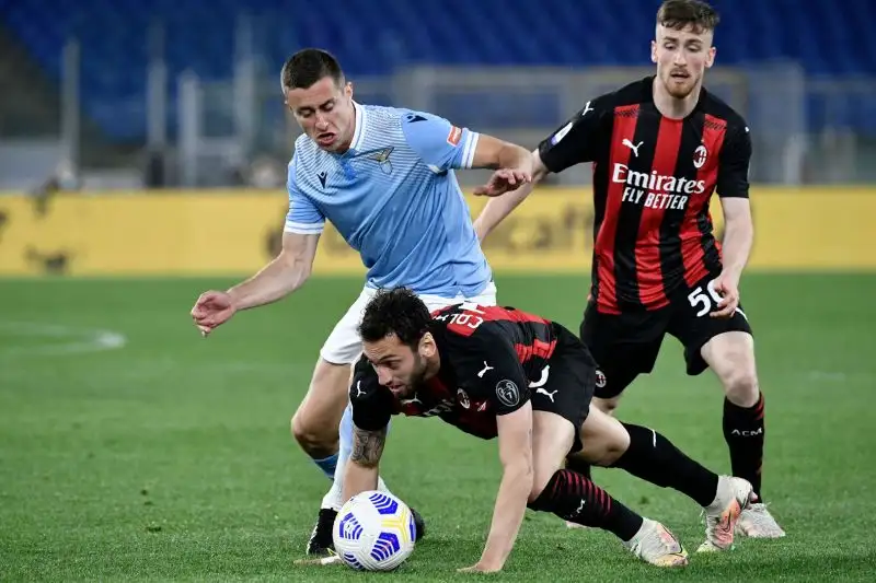 Veementi le proteste dei rossoneri, che ritengono falloso un contrasto subìto da Calhanoglu in avvio di azione