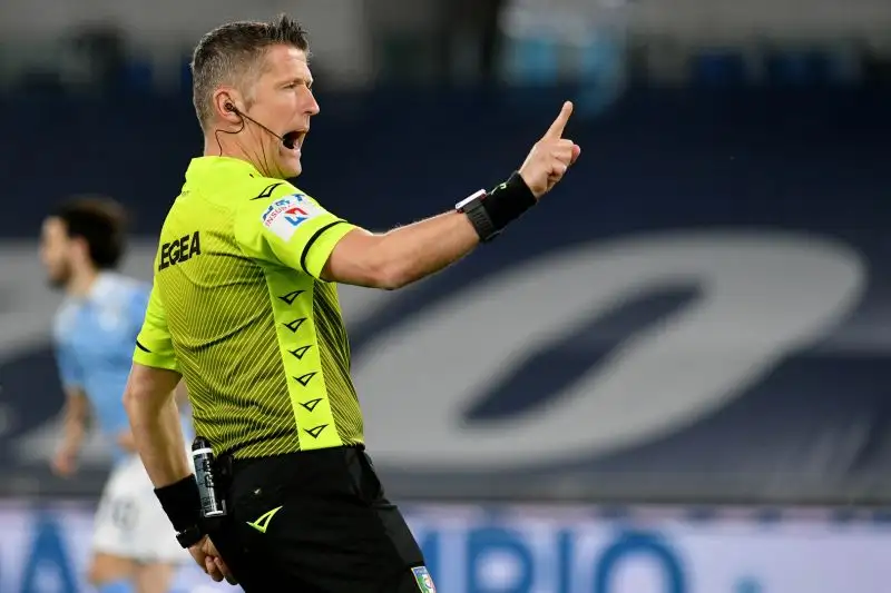 Per l'arbitro Orsato, che rivede l'azione a bordocampo, non ci sono però gli estremi per il fischio e il gol viene convalidato