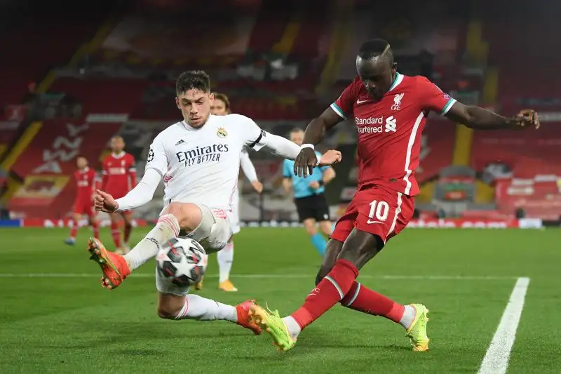 Poi ci riprova su iniziativa di Mané, ma il Real Madrid si rifugia in corner