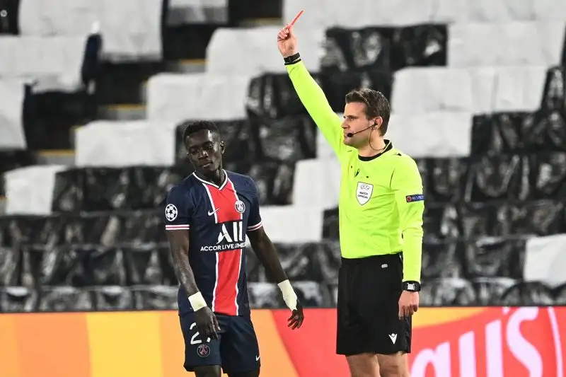 Poi Gueye si è fatto addirittura cacciare per un pericolosissimo intervento ai danni di Gundogan