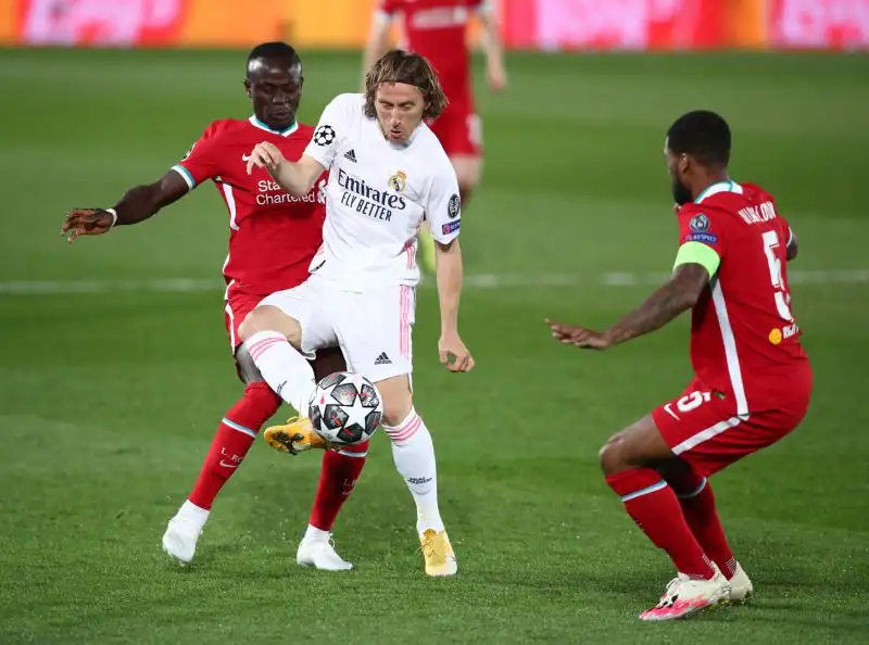 I Blancos prendono il controllo delle operazioni e chiedono anche invano un rigore per un intervento di Wijnaldum su Modric (giusta la chiamata dell'arbitro)