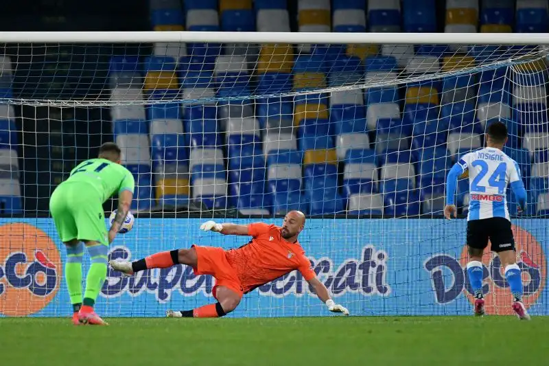 Ad aprire le danze è proprio il capitano azzurro subito al 7': rigore per fallo di Milinkovic Savic su Manolas, il talento di Frattamaggiore non sbaglia