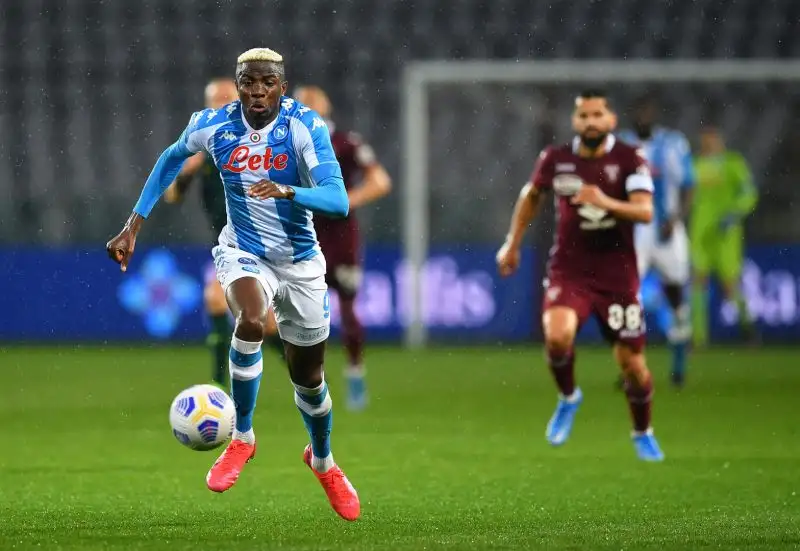 Due minuti dopo, il raddoppio del Napoli è stato realizzato da Osimhen, innescato da un erroraccio di Nkoulou