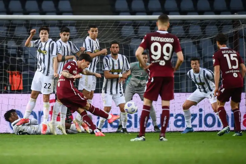 Szczesny è decisivo ancora su Sanabria al 90' e Baselli al 93'