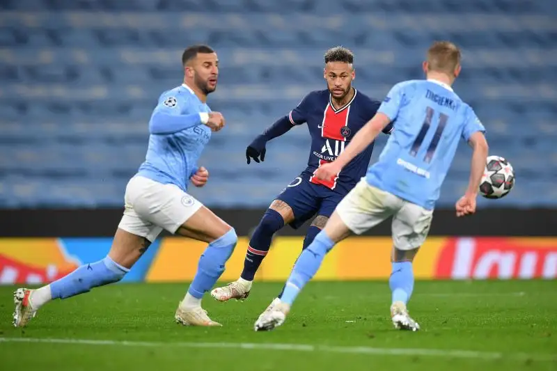Al 9' l'arbitro Kuipers assegna un calcio di rigore ai parigini per fallo di mano di Zinchenko, ma il Var interviene e annulla (il tocco è con la spalla)