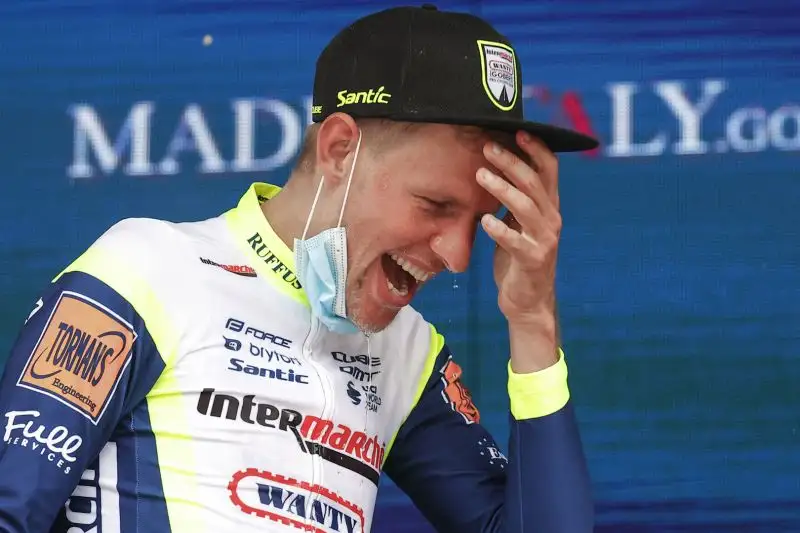 Al traguardo ha condiviso l'emozione con i compagni di squadra