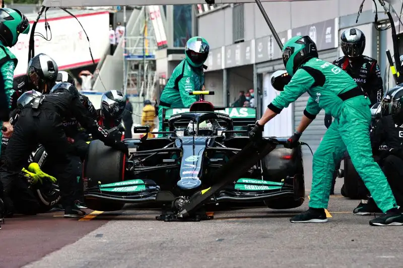 Bottas è rimasto finchè ha potuto in seconda posizione ma un problema al pit stop lo ha costretto di fatto al ritiro