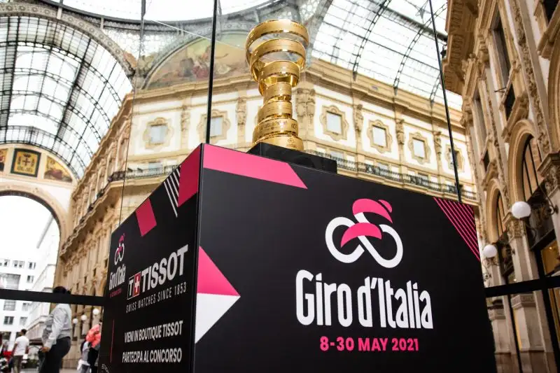 La particolare coppa resterà in esposizione fino alla crono finale del Giro, che si chiuderà proprio nel capoluogo lombardo. Foto di Cristian Lovati