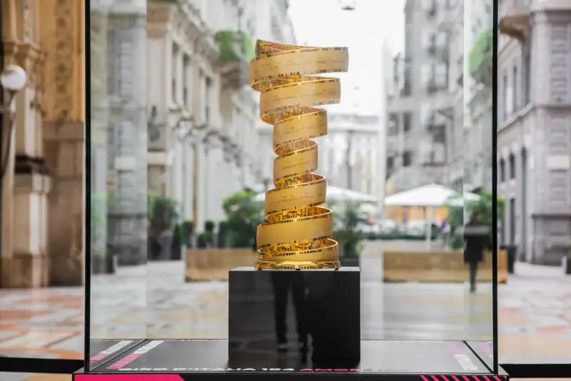 Il trofeo è composto da una barra di rame dorata, piegata a spirale. Foto di Cristian Lovati