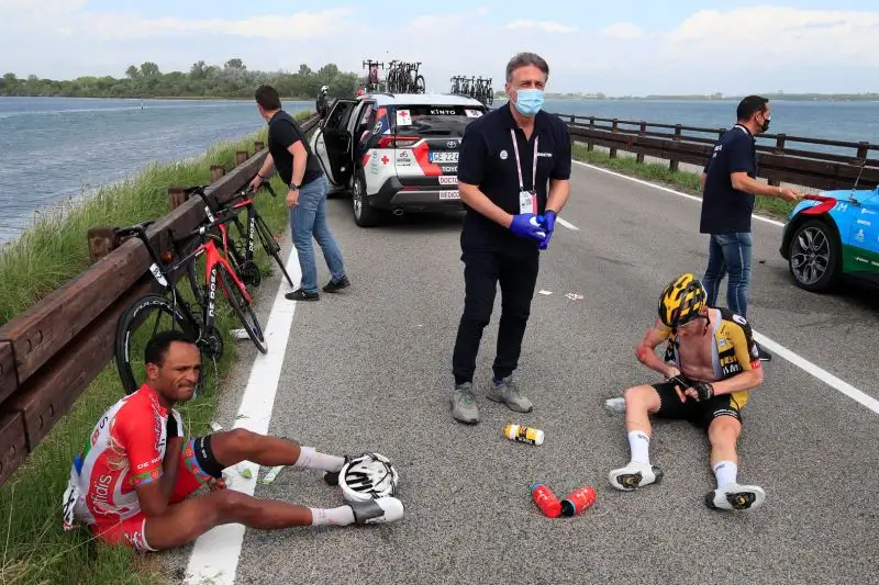 Avvio caotico della quindicesima tappa del Giro d'Italia, la Grado-Gorizia. A pochi minuti dalla partenza, la corsa è stata immediatamente sospesa a causa di una maxi caduta a centro gruppo