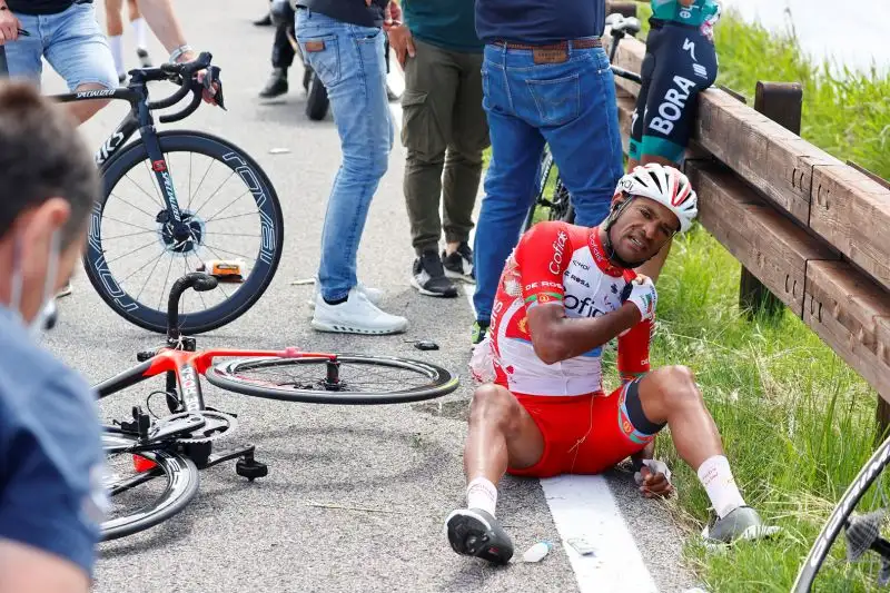 E' stata fatta intervenire anche un'ambulanza, ma nessun ciclista ha riportato ferite gravi, anche se molti sono rimasti doloranti
