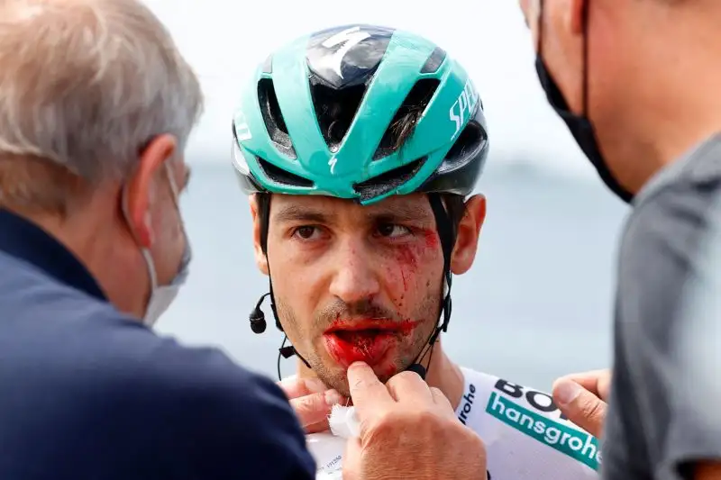 Tra i corridori costretti al ritiro c'è anche Emanuel Buchmann, uomo classifica della  Bora-Hansgrohe, sesto