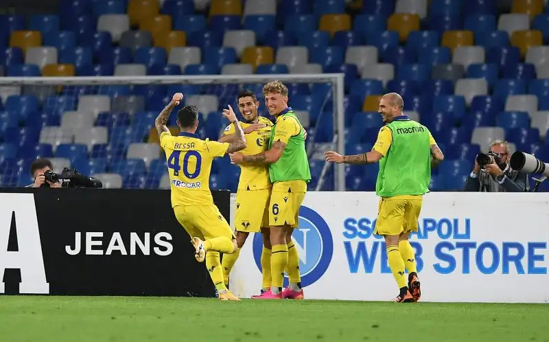 69', Napoli-Verona 1-1: Faraoni. Sul lancio di Gunter il gol più importante della serata: Hysaj superato e Meret battuto. Partenopei quinti, non cambierà più