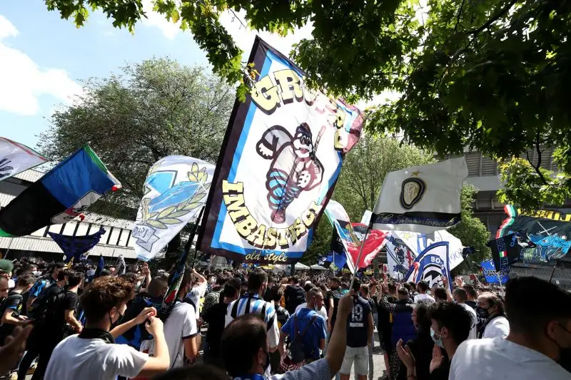 Il pullman della squadra è stato accolto con il coro "I campioni dell'Italia siamo noi"