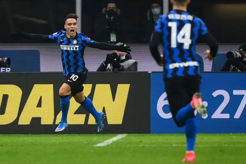 La vittoria 3-1 sulla Lazio verrà ricordata anche perchè è valsa il sorpasso in vetta sul Milan, ko con lo Spezia