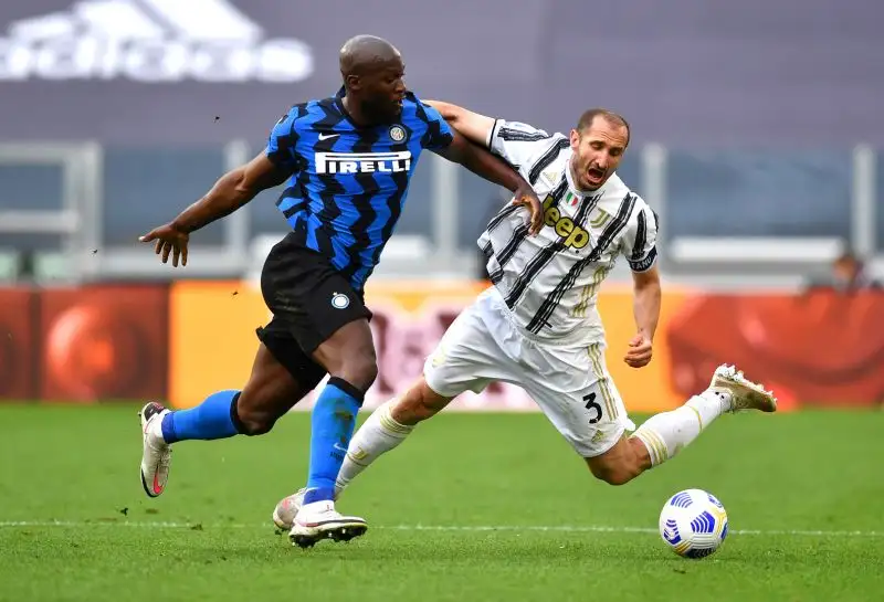 Partono meglio i bianconeri, i campioni d'Italia si difendono. Fallosamente, secondo il Var, che punisce una trattenuta di Darmian su Chiellini