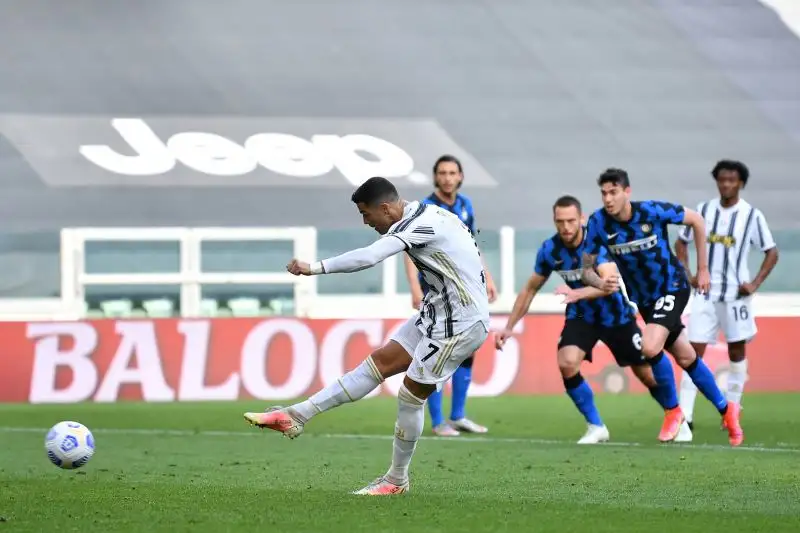 Siamo al 24': Cristiano Ronaldo batte il rigore, Handanovic glielo respinge ma CR7 ribadisce in rete il vantaggio bianconero