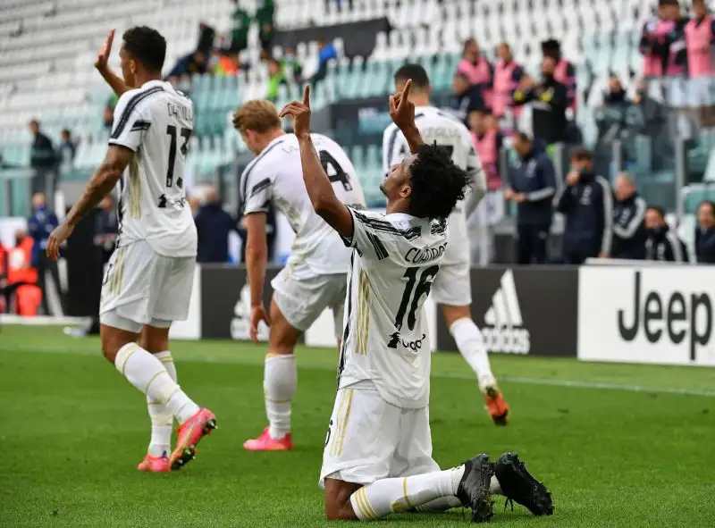 Il primo tempo però non è ancora finito, e a tempo scaduto Cuadrado si inventa un bolide che batte Handanovic: decisiva anche una deviazione di Eriksen