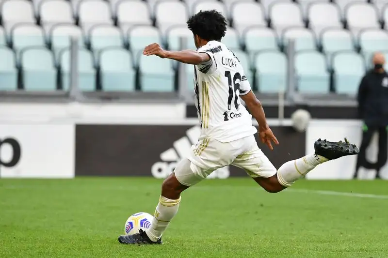 Indomita, la Juve si riporta in vantaggio già all'88': ancora Cuadrado prima si procura un rigore (contatto con Perisic), poi lo trasforma