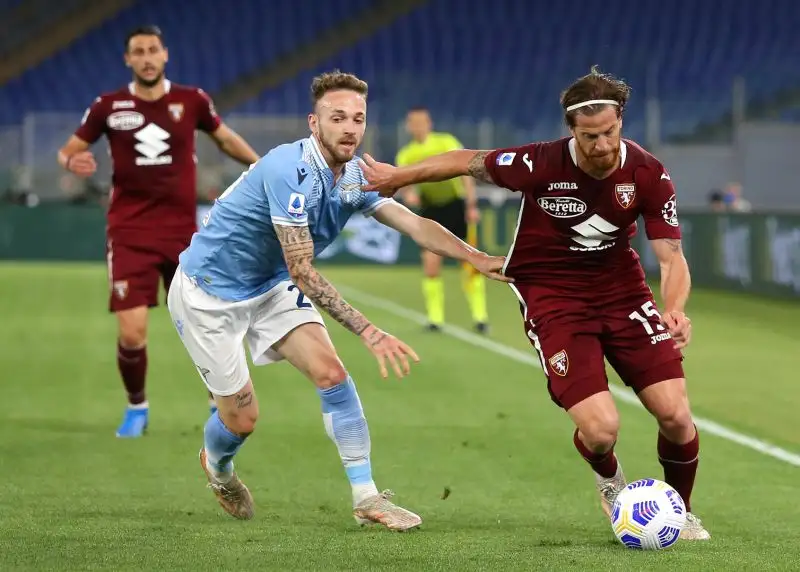 Al 66’ i biancocelesti protestano per una spinta in area di Ansaldi su Muriqi, ma per Fabbri e il Var è tutto regolare