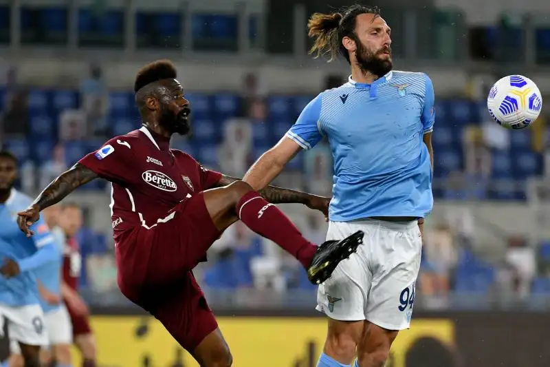 Il match sembra avviarsi verso lo 0-0 ma all’82’ Immobile viene steso in area da Nkoulou: è rigore