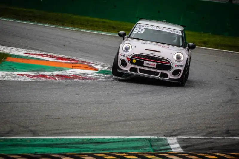 La pista umida non ha di certo tolto grinta ai piloti. Foto di Cristian Lovati