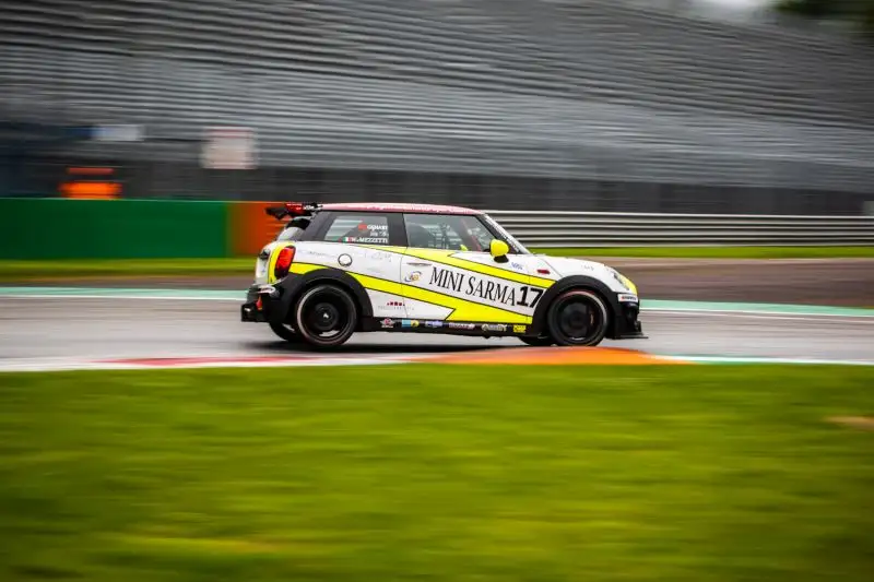 In gara-2 colpaccio di Niccolò Mercatali di Mini Roma by Caal Racing. Foto di Cristian Lovati